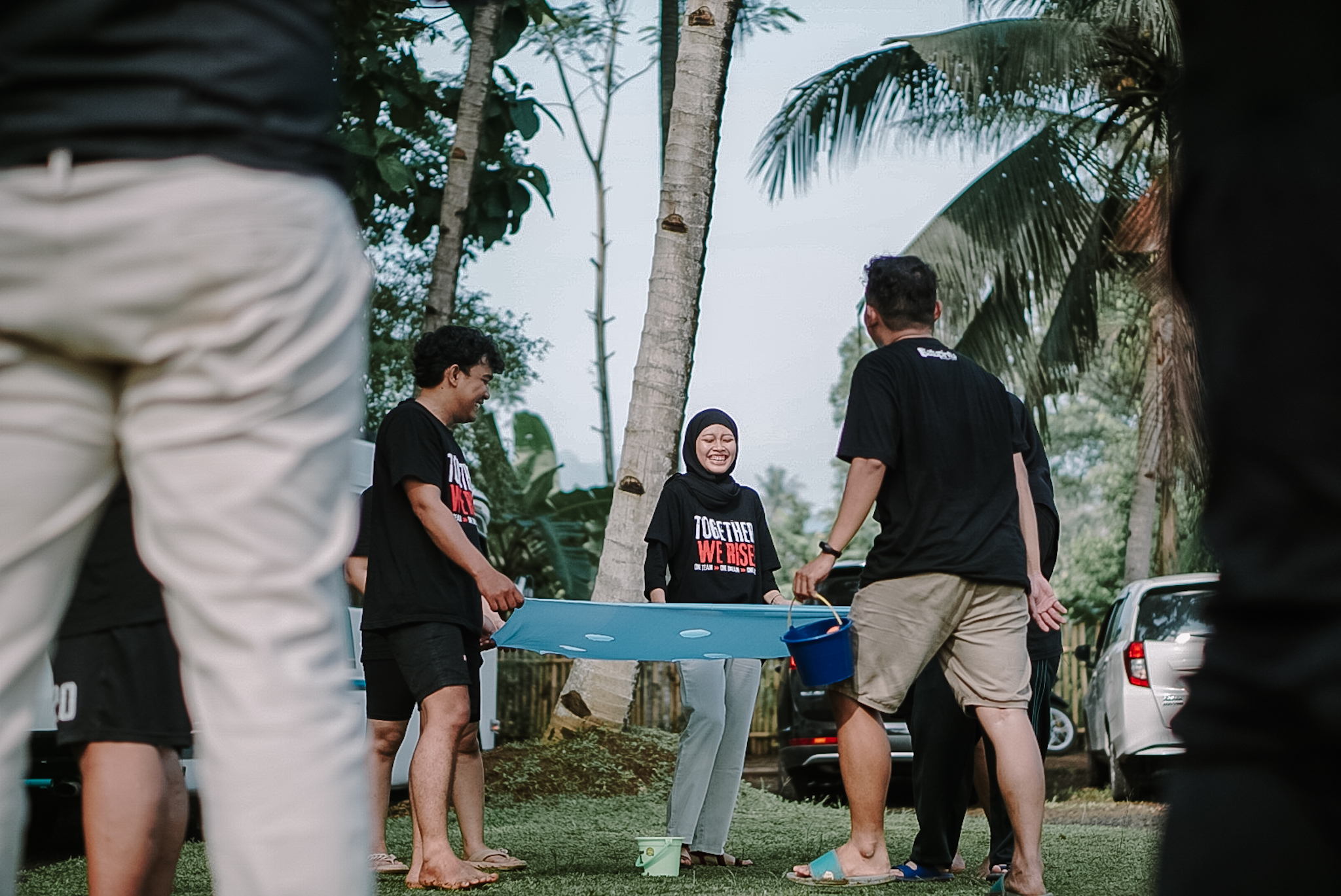 Sebuah tim event organizer yang sedang berdiskusi dan merancang konsep acara dengan penuh kreativitas